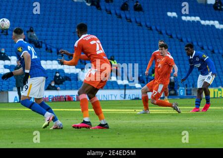 Brighton et Hove, Royaume-Uni. 23 janvier 2021. Yves Bissouma de Brighton et Hove Albion s'est classé pour donner à Brighton la tête lors du 4e tour de match de la FA Cup entre Brighton et Hove Albion et Blackpool, le match se déroule derrière des portes fermées sans partisans en raison de l'actuel confinement du gouvernement pandémique COVID-19 au stade AMEX, à Brighton et à Hove, Angleterre le 23 janvier 2021. Photo de Liam McAvoy. Crédit : Prime Media Images/Alamy Live News Banque D'Images