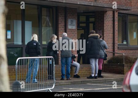 Ashford, Kent, Royaume-Uni. 23 janvier 2021. Les gens attendent dans une file d'attente pour le test de débit latéral Covid au parc d'activités Ashford Eurogate. Le site de test sans symptômes est destiné aux personnes qui n'ont pas de symptômes, qui peuvent propager le virus sans le savoir dans la communauté. Crédit photo: Paul Lawrenson-PAL Media/Alay Live News Banque D'Images