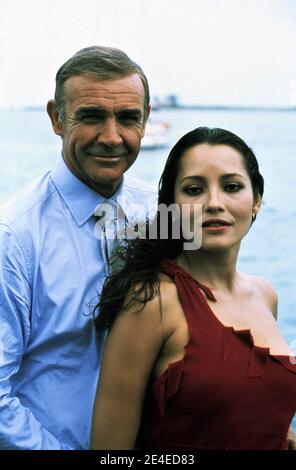 SEAN CONNERY en tant que James Bond 007 et BARBARA CARRERA a posé le portrait publicitaire pour JAMAIS DIRE PLUS jamais 1983 réalisateur IRVIN KERSHNER producteur exécutif Kevin McClory Royaume-Uni / USA / Allemagne de l'Ouest Malia film II Productions / Woodcote / Producers Sales Organisation (PSO) / Warner Bros. Banque D'Images