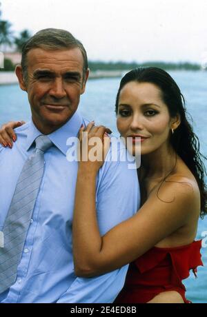 SEAN CONNERY en tant que James Bond 007 et BARBARA CARRERA a posé le portrait publicitaire pour JAMAIS DIRE PLUS jamais 1983 réalisateur IRVIN KERSHNER producteur exécutif Kevin McClory Royaume-Uni / USA / Allemagne de l'Ouest Malia film II Productions / Woodcote / Producers Sales Organisation (PSO) / Warner Bros. Banque D'Images