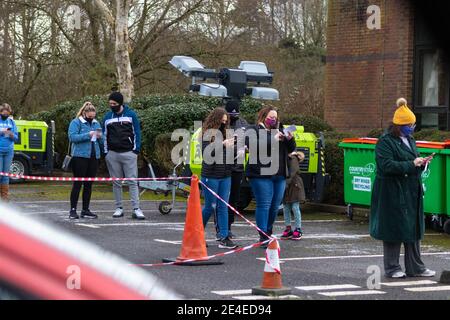 Ashford, Kent, Royaume-Uni. 23 janvier 2021. Les gens attendent dans une file d'attente pour le test de débit latéral Covid au parc d'activités Ashford Eurogate. Le site de test sans symptômes est destiné aux personnes qui n'ont pas de symptômes, qui peuvent propager le virus sans le savoir dans la communauté. Crédit photo: Paul Lawrenson-PAL Media/Alay Live News Banque D'Images