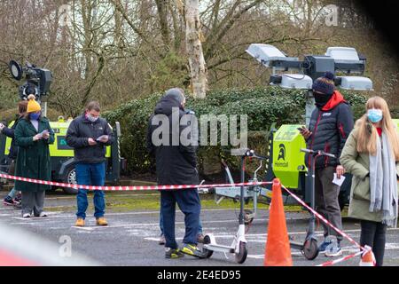 Ashford, Kent, Royaume-Uni. 23 janvier 2021. Les gens attendent dans une file d'attente pour le test de débit latéral Covid au parc d'activités Ashford Eurogate. Le site de test sans symptômes est destiné aux personnes qui n'ont pas de symptômes, qui peuvent propager le virus sans le savoir dans la communauté. Crédit photo: Paul Lawrenson-PAL Media/Alay Live News Banque D'Images