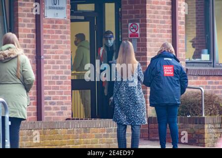 Ashford, Kent, Royaume-Uni. 23 janvier 2021. Les gens attendent dans une file d'attente pour le test de débit latéral Covid au parc d'activités Ashford Eurogate. Le site de test sans symptômes est destiné aux personnes qui n'ont pas de symptômes, qui peuvent propager le virus sans le savoir dans la communauté. Crédit photo: Paul Lawrenson-PAL Media/Alay Live News Banque D'Images