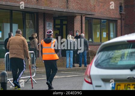 Ashford, Kent, Royaume-Uni. 23 janvier 2021. Les gens attendent dans une file d'attente pour le test de débit latéral Covid au parc d'activités Ashford Eurogate. Le site de test sans symptômes est destiné aux personnes qui n'ont pas de symptômes, qui peuvent propager le virus sans le savoir dans la communauté. Crédit photo: Paul Lawrenson-PAL Media/Alay Live News Banque D'Images