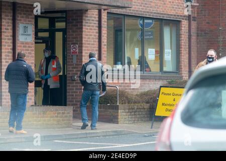 Ashford, Kent, Royaume-Uni. 23 janvier 2021. Les gens attendent dans une file d'attente pour le test de débit latéral Covid au parc d'activités Ashford Eurogate. Le site de test sans symptômes est destiné aux personnes qui n'ont pas de symptômes, qui peuvent propager le virus sans le savoir dans la communauté. Crédit photo: Paul Lawrenson-PAL Media/Alay Live News Banque D'Images