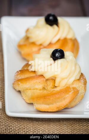 Zeppole maison de Saint Joseph sur un panneau rustique Banque D'Images