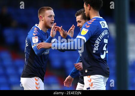 Davis Keillor-Dunn d'Oldham Athletic (à gauche) célèbre avec ses coéquipiers après avoir marquant le premier but du match de la Sky Bet League 2 à Boundary Park, Oldham. Date de la photo: Samedi 23 janvier 2021. Banque D'Images