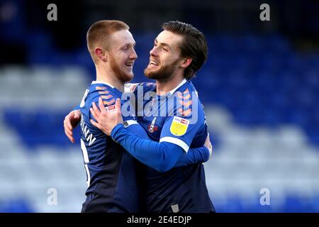 Davis Keillor-Dunn d'Oldham Athletic (à gauche) célèbre avec le Conor McAleny d'Oldham Athletic marquant le premier but de sa partie pendant le match de la Sky Bet League 2 à Boundary Park, Oldham. Date de la photo: Samedi 23 janvier 2021. Banque D'Images