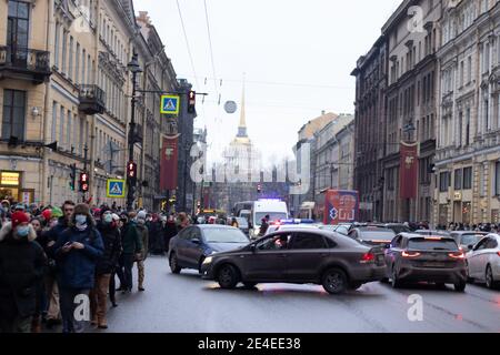 Saint-Pétersbourg, Russie - 23 janvier 2021 : marche de protestation en Russie. La police et les gens dans la rue. Foule de manifestants , éditorial illustratif. Banque D'Images