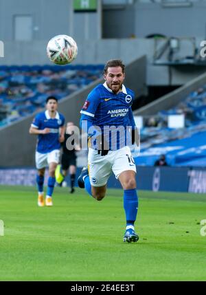 Brighton et Hove, Royaume-Uni. 23 janvier 2021. Alexis Mac Allister de Brighton et Hove Albion lors du 4e match rond de la FA Cup entre Brighton et Hove Albion et Blackpool, le match se déroule derrière des portes fermées sans supporters en raison de l'actuel confinement du gouvernement pandémique COVID-19 au stade AMEX, à Brighton et à Hove, en Angleterre, le 23 janvier 2021. Photo de Liam McAvoy. Crédit : Prime Media Images/Alamy Live News Banque D'Images