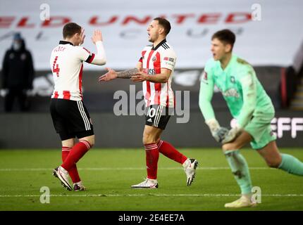 Billy Sharp (au centre) de Sheffield United fête avec John Fleck après avoir marqué le deuxième but de son équipe lors du quatrième match de la coupe Emirates FA à Bramal Lane, Sheffield. Date de la photo: Samedi 23 janvier 2021. Banque D'Images