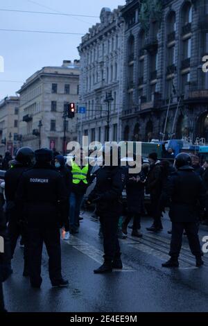 Saint-Pétersbourg, Russie - 23 janvier 2021 : marche de protestation en Russie. La police et les gens dans la rue. Foule de manifestants , éditorial illustratif. Banque D'Images