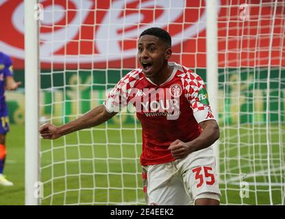 Mayence, Allemagne. 23 janvier 2021. Football: Bundesliga, FSV Mainz 05 - RB Leipzig, Matchday 18. Leandro Barreiro Martins de Mayence est ravi de son objectif de faire 3:2. Crédit : Hasan Bratic/dpa - REMARQUE IMPORTANTE : Conformément aux règlements de la DFL Deutsche Fußball Liga et/ou de la DFB Deutscher Fußball-Bund, il est interdit d'utiliser ou d'avoir utilisé des photos prises dans le stade et/ou du match sous forme de séquences et/ou de séries de photos de type vidéo./dpa/Alay Live News Banque D'Images