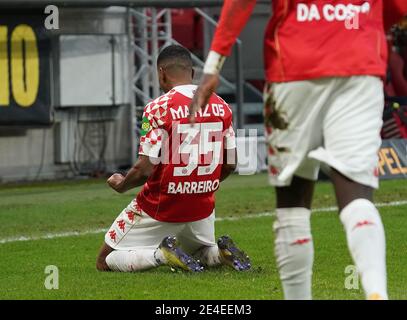 Mayence, Allemagne. 23 janvier 2021. Football: Bundesliga, FSV Mainz 05 - RB Leipzig, Matchday 18. Leandro Barreiro Martins (l-r) de Mayence se réjouit de son objectif de faire 3:2. Crédit : Hasan Bratic/dpa - REMARQUE IMPORTANTE : Conformément aux règlements de la DFL Deutsche Fußball Liga et/ou de la DFB Deutscher Fußball-Bund, il est interdit d'utiliser ou d'avoir utilisé des photos prises dans le stade et/ou du match sous forme de séquences et/ou de séries de photos de type vidéo./dpa/Alay Live News Banque D'Images