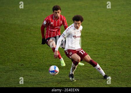 Brennan Johnson de Lincoln City (à gauche) et Shaun McWilliams de Northampton Town se battent pour le ballon lors du match Sky Bet League One au STADE LNER, Lincoln. Date de la photo: Samedi 23 janvier 2021. Banque D'Images