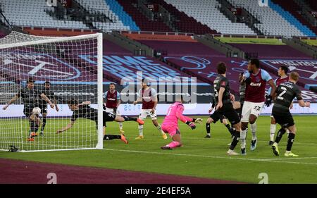 Andy Butler (à gauche) de Doncaster Rovers marque son propre but pour le troisième West Ham, lors du quatrième tour de la coupe Emirates FA au stade de Londres, à Londres. Date de la photo: Samedi 23 janvier 2021. Banque D'Images