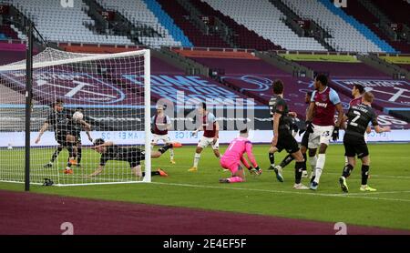 Andy Butler (à gauche) de Doncaster Rovers marque son propre but pour le troisième West Ham, lors du quatrième tour de la coupe Emirates FA au stade de Londres, à Londres. Date de la photo: Samedi 23 janvier 2021. Banque D'Images