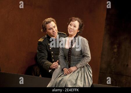 Roberto Alagna (Don Jose), Liping Zhang (Micaela) à CARMEN par Perdet à l'Opéra Royal, Covent Garden, Londres WC2 03/10/2009 chef d'orchestre: Bertrand de Billy design: Tanya McCallin éclairage: Paule Constable directeur: Francesca Zambello Banque D'Images