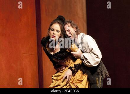 Elina Garanca (Carmen), Roberto Alagna (Don Jose) à CARMEN par Perdet à l'Opéra Royal, Covent Garden, Londres WC2 03/10/2009 chef d'orchestre: Bertrand de Billy design: Tanya McCallin éclairage: Paule Constable directeur: Francesca Zambello Banque D'Images