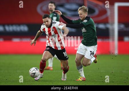 Billy Sharp (à gauche) de Sheffield United et Ben Reeves de Plymouth Argyle se battent pour le ballon lors du quatrième tour de la coupe Emirates FA à Bramall Lane, Sheffield. Date de la photo: Samedi 23 janvier 2021. Banque D'Images
