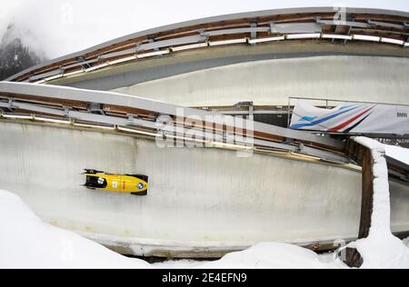 23 janvier 2021, Bavière, Schönau am Königssee: Bobsleigh: Coupe du monde, Monobob, femmes. Stephanie Schneider, pilote de bobsleigh allemand, est en compétition sur la piste artificielle de Königssee. Photo: Tobias Hase/dpa Banque D'Images