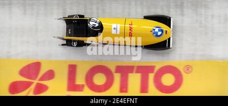 23 janvier 2021, Bavière, Schönau am Königssee: Bobsleigh: Coupe du monde, Monobob, femmes. Stephanie Schneider, pilote de bobsleigh allemand, est en compétition sur la piste artificielle de Königssee. Photo: Tobias Hase/dpa Banque D'Images