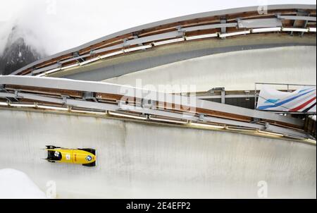 23 janvier 2021, Bavière, Schönau am Königssee: Bobsleigh: Coupe du monde, Monobob, femmes. Stephanie Schneider, pilote de bobsleigh allemand, est en compétition sur la piste artificielle de Königssee. Photo: Tobias Hase/dpa Banque D'Images