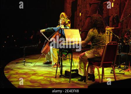 Julian Lloyd Webber sur scène aux Classical Brit Awards 2000, qui se tiennent au Royal Albert Hall de Londres, au Royaume-Uni. 6 mai 2000 Banque D'Images