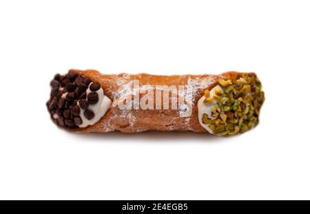 Cannolo sicilien à la ricotta, au chocolat et aux pistaches hachées isolées sur fond blanc. Banque D'Images