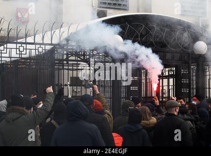 Kiev, Ukraine. 23 janvier 2021. Les militants d'extrême-droite ukrainiens brûlent des torches pour protester contre les partisans de l'oppositionniste russe Alexei Navalny qui demande sa libération lors d'un rassemblement devant l'ambassade de Russie à Kiev, Ukraine, le 23 janvier 2021. Le politicien de l'opposition russe Alexei Navalny a été arrêté à son retour en Russie le 17 janvier 2021. Crédit : Serg Glovny/ZUMA Wire/Alay Live News Banque D'Images