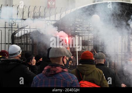 Kiev, Ukraine. 23 janvier 2021. Les militants d'extrême-droite ukrainiens brûlent des torches pour protester contre les partisans de l'oppositionniste russe Alexei Navalny qui demande sa libération lors d'un rassemblement devant l'ambassade de Russie à Kiev, Ukraine, le 23 janvier 2021. Le politicien de l'opposition russe Alexei Navalny a été arrêté à son retour en Russie le 17 janvier 2021. Crédit : Serg Glovny/ZUMA Wire/Alay Live News Banque D'Images