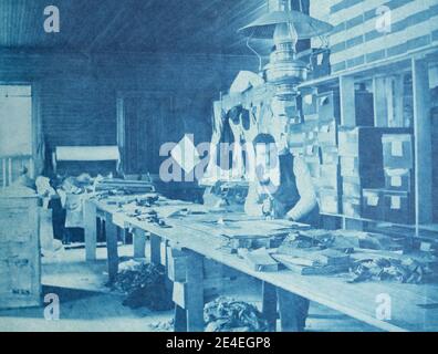 Archive américaine portrait cyanotype d'un homme travaillant sur un banc d'atelier avec une grande lampe à huile suspendue au plafond. Prise à la fin du XIXe siècle à Port Byron, NY, États-Unis Banque D'Images