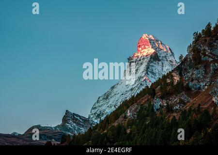 Lueur de montagne, le sommet du mont Cervin est illuminé par le soleil du matin. Banque D'Images