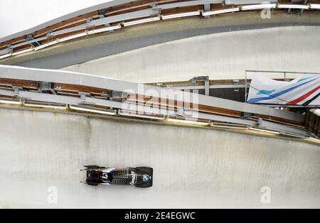 23 janvier 2021, Bavière, Schönau am Königssee: Bobsleigh: Coupe du monde, Monobob, femmes. Elana Meyers Taylor, pilote de bobsleigh originaire des États-Unis, se lance sur la piste artificielle de Königssee. Photo: Tobias Hase/dpa Banque D'Images