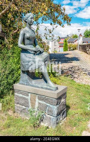 RONNEBY, SUÈDE - 01 AOÛT 2020 : statue près de l'Église de la Sainte-Croix. Le plus important bâtiment médiéval de Blekinge Banque D'Images