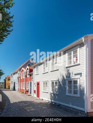 RONNEBY, SUÈDE - 01 AOÛT 2020 : une des rues colorées de la ville. Banque D'Images