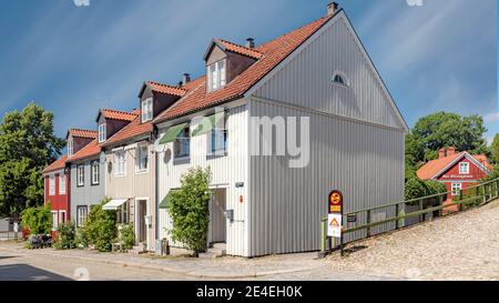 RONNEBY, SUÈDE - 01 AOÛT 2020 : une des rues colorées de la ville. Banque D'Images