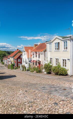 RONNEBY, SUÈDE - 01 AOÛT 2020 : une des rues colorées de la ville. Banque D'Images