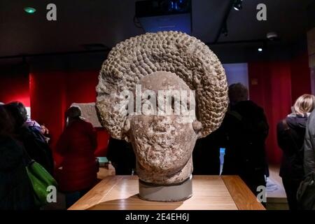 La tête en pierre sculptée d'une femme romaine, une exposition dans le musée des thermes romains, une attraction touristique dans la ville de Bath, Somerset, au sud-ouest de l'Angleterre Banque D'Images