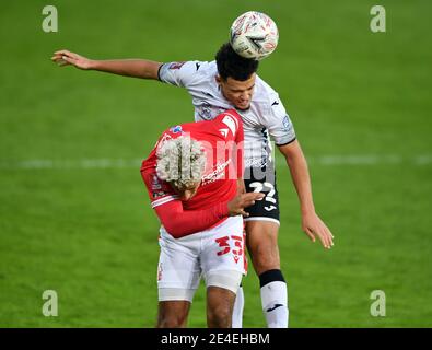 Lyle Taylor (à gauche) de Nottingham Forest et Joel Latibeaudiere (à droite) de Swansea City lors du quatrième match de la coupe Emirates FA au Liberty Stadium, à Swansea. Date de la photo: Samedi 23 janvier 2021. Banque D'Images