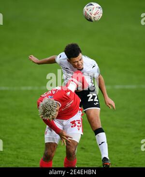 Lyle Taylor (à gauche) de Nottingham Forest et Joel Latibeaudiere (à droite) de Swansea City lors du quatrième match de la coupe Emirates FA au Liberty Stadium, à Swansea. Date de la photo: Samedi 23 janvier 2021. Banque D'Images