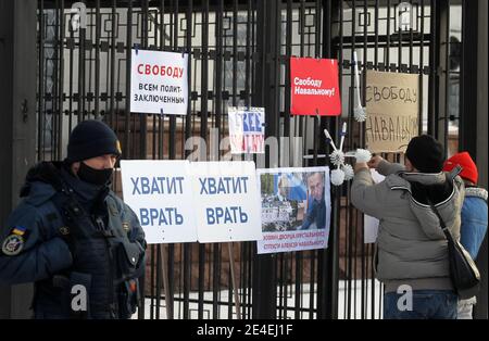 Kiev, Ukraine. 23 janvier 2021. Un homme place un écriteau sur une clôture de l'ambassade de Russie lors d'un rassemblement à la demande de la libération de l'oppositionniste russe Alexei Navalny devant l'ambassade de Russie à Kiev, Ukraine, le 23 janvier 2021. Le politicien de l'opposition russe Alexei Navalny a été arrêté à son retour en Russie le 17 janvier 2021. Crédit : Serg Glovny/ZUMA Wire/Alay Live News Banque D'Images