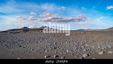 Vue panoramique sur le paysage islandais du désert volcanique le plus meurtrier des Highlands, avec des pierres et des rochers projetés par des éruptions volcaniques et des randonnées Banque D'Images