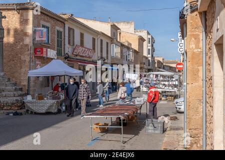 Campos, Espagne; janvier 23 2021: vue générale du marché hebdomadaire de la rue dans la ville de Campos. Mesures sanitaires par Covid-19, distance de sécurité et fac Banque D'Images