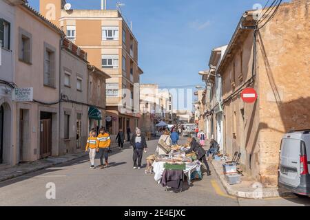 Campos, Espagne; janvier 23 2021: vue générale du marché hebdomadaire de la rue dans la ville de Campos. Mesures sanitaires par Covid-19, distance de sécurité et fac Banque D'Images