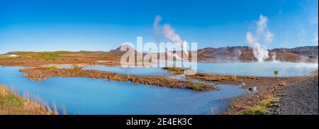 Vue panoramique sur les zones géothermiques actives avec des centrales électriques en Islande, près du lac Myvatn, ciel bleu et été. Banque D'Images