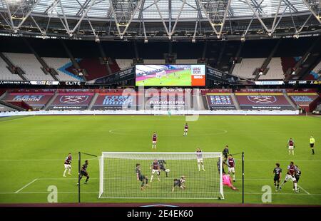 Andy Butler (à gauche) de Doncaster Rovers marque son propre but pour le troisième West Ham, lors du quatrième tour de la coupe Emirates FA au stade de Londres, à Londres. Date de la photo: Samedi 23 janvier 2021. Banque D'Images