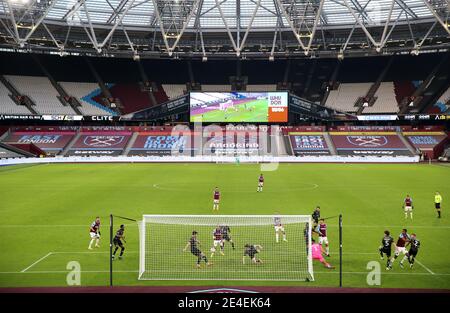 Andy Butler (à gauche) de Doncaster Rovers marque son propre but pour le troisième West Ham, lors du quatrième tour de la coupe Emirates FA au stade de Londres, à Londres. Date de la photo: Samedi 23 janvier 2021. Banque D'Images