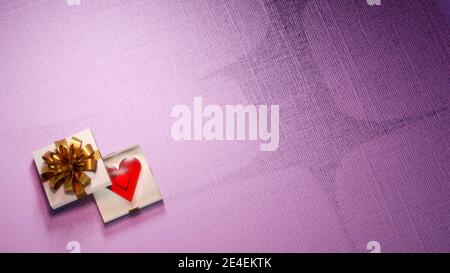 Jour de la Saint-Valentin, anniversaire fond cadeau avec grand espace négatif. Coeur rouge brillant dans une boîte cadeau chic. Rendu numérique. Banque D'Images