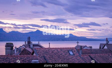 Coucher de soleil sur le lac léman et maisons aux toits rouges. Région de Lavaux, canton de Vaud en Suisse. Ambiance tranquille. Banque D'Images